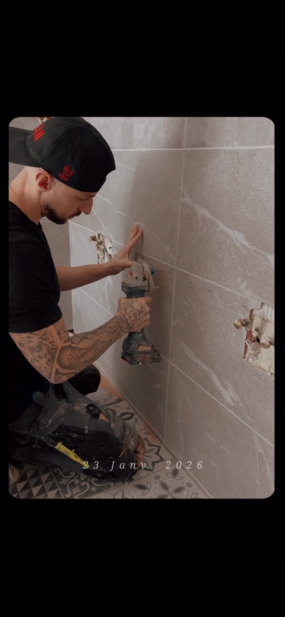 Artisan de Passalacqua Plomberie au travail sur le carrelage d’une salle de bains.